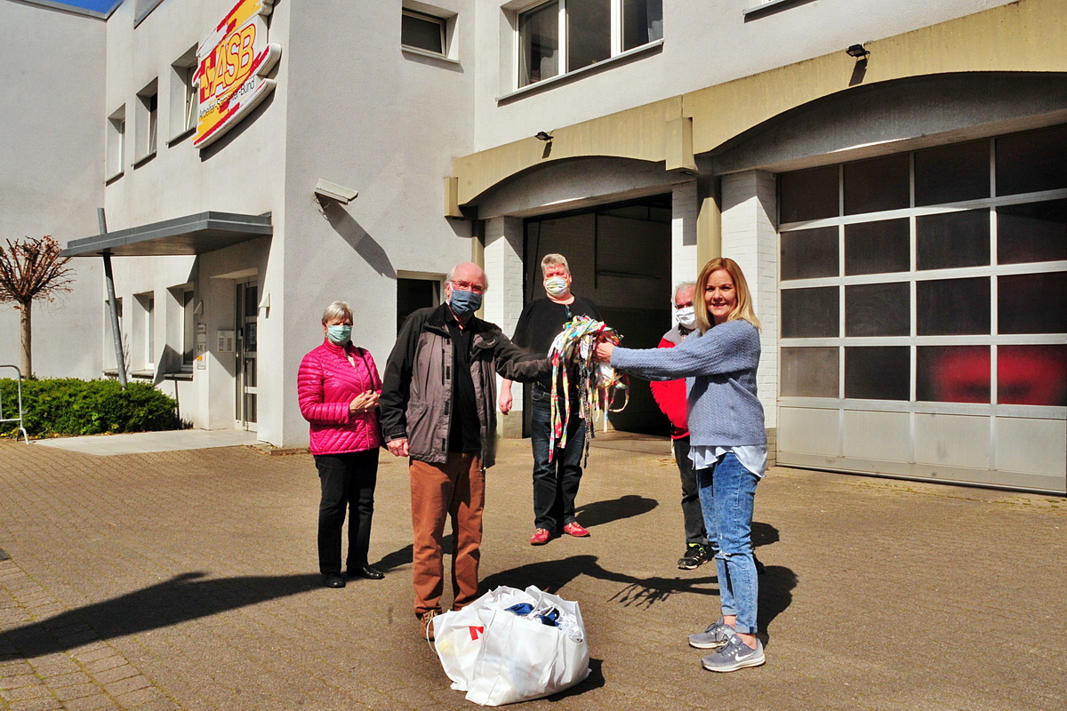 Seniorenrat und Landfrauen übergeben selbst genähte Masken