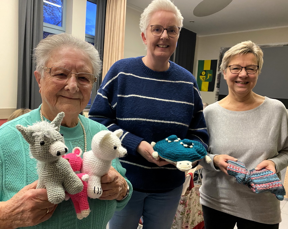 Frauen stricken, häkeln und nähen regelmäßig für einen guten Zweck