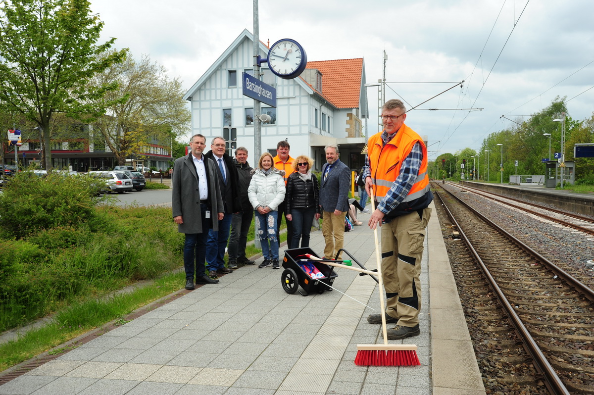 Jörn Tunat und Uwe Siemer (v.li.) von der Deutschen Bahn, Olaf Illemann (BBI), Bettina Richter (ASB), Matthias Bartels (BBI), Fachdienstleiterin Anke Schwark sowie der Erste Stadtrat Thomas Wolf freuen sich über den Bahnhofskümmerer Klaus Bergmann