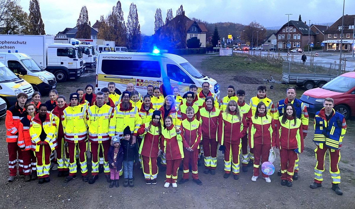 Viele ehrenamtliche ASB-Helfer sichern den großen Laternenumzug