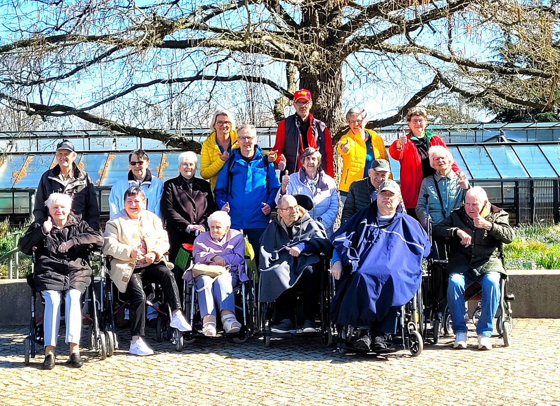 Tagesgäste genießen die üppige Natur und Pflanzenwelt im Herrenhäuser Berggarten