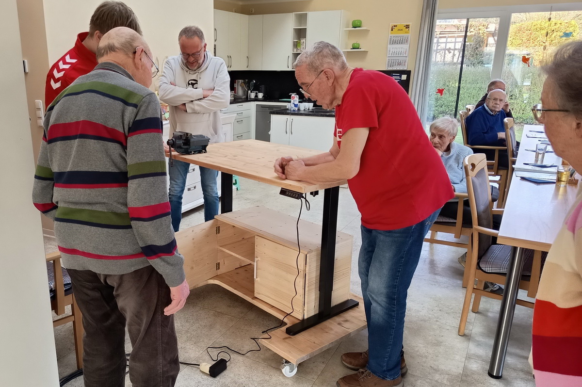 Gäste der Tagespflege Bückeburg bauen künftig an einer mobilen Werkbank