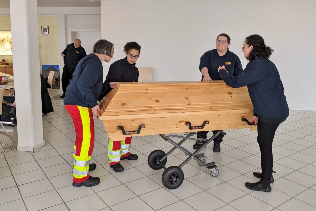 ASB-Ausbildungskurs in Stadthagen erhält Besuch vom Bestatter