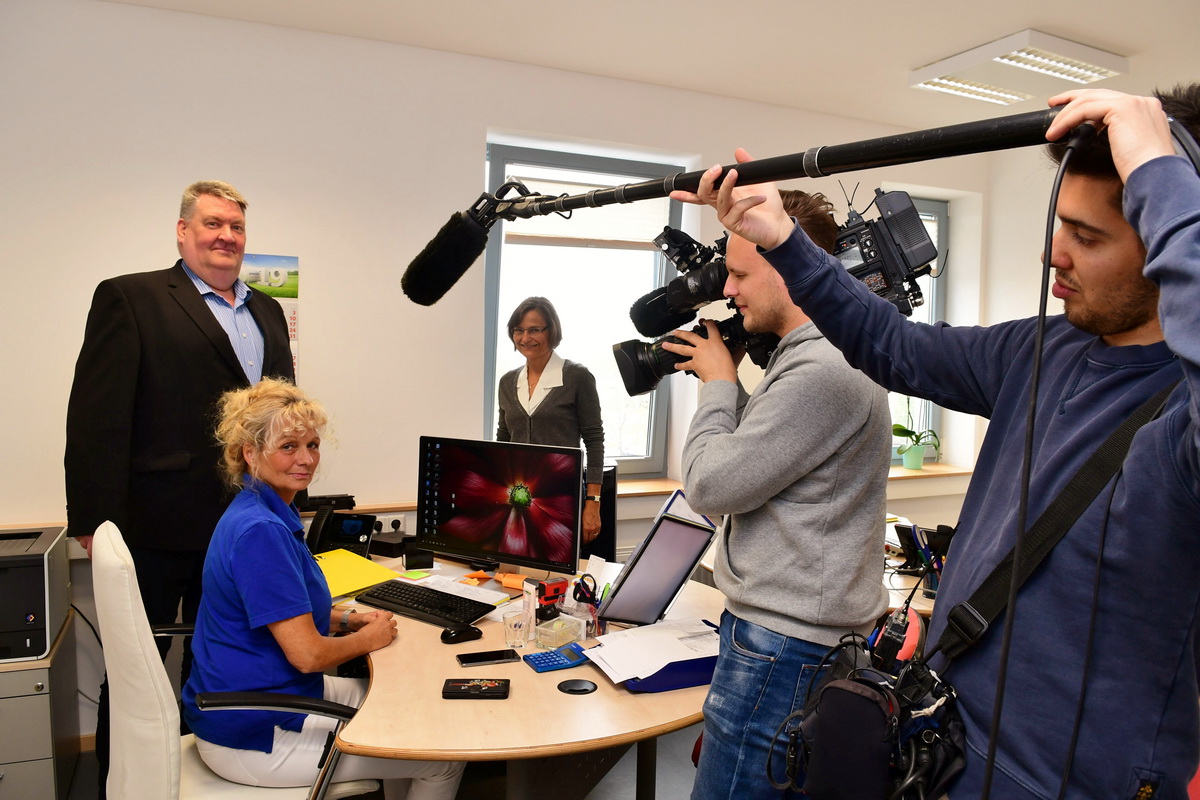 Ein Aufnahmeteam des ZDF mit Redakteurin Dr. Christina Iglseder (3.te vo.li.) besucht Jens Meier (li.) und Anja Sach (2te vo.li.) vom ASB um über die Lage in der ambulanten Pflege zu berichten.