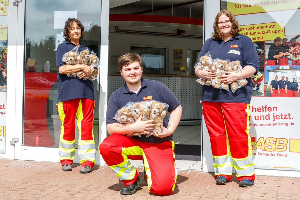 EDEKA Minden-Hannover unterstützt hilfsbedürftige Kinder mit Teddy-Spende 