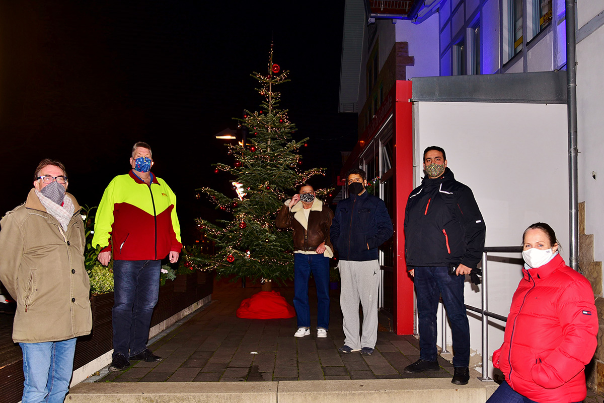 Wunderschöne Tanne schmückt den Vorplatz des ASB-Bahnhofs