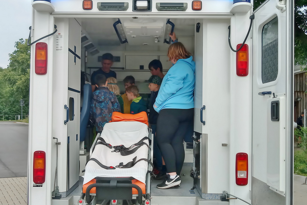 ASB zeigt Kindern der Outdoorsporttage einen Rettungswagen