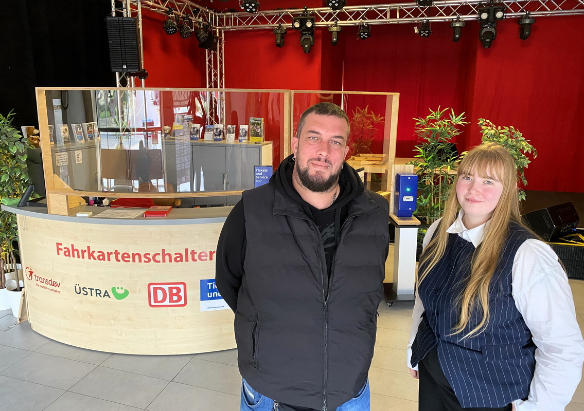 Schichtwechsel: Benjamin Engelke tauscht das LebensArt-Café mit dem ASB-Fahrkartenschalter