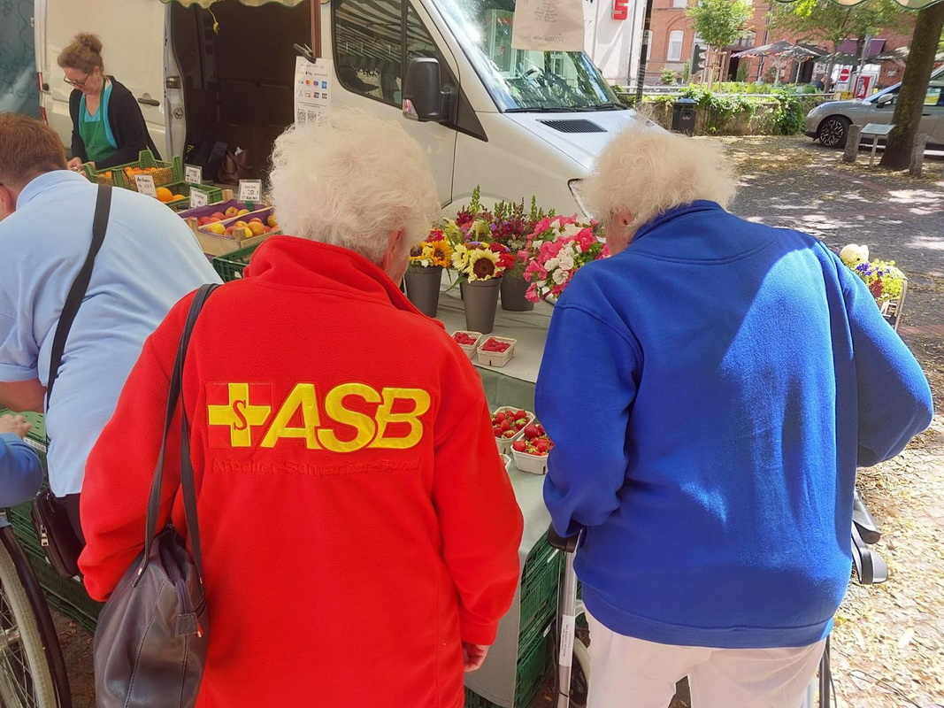 ASB-Tagespflege fährt mit Gästen regelmäßig zum Wochenmarkt oder Supermarkt