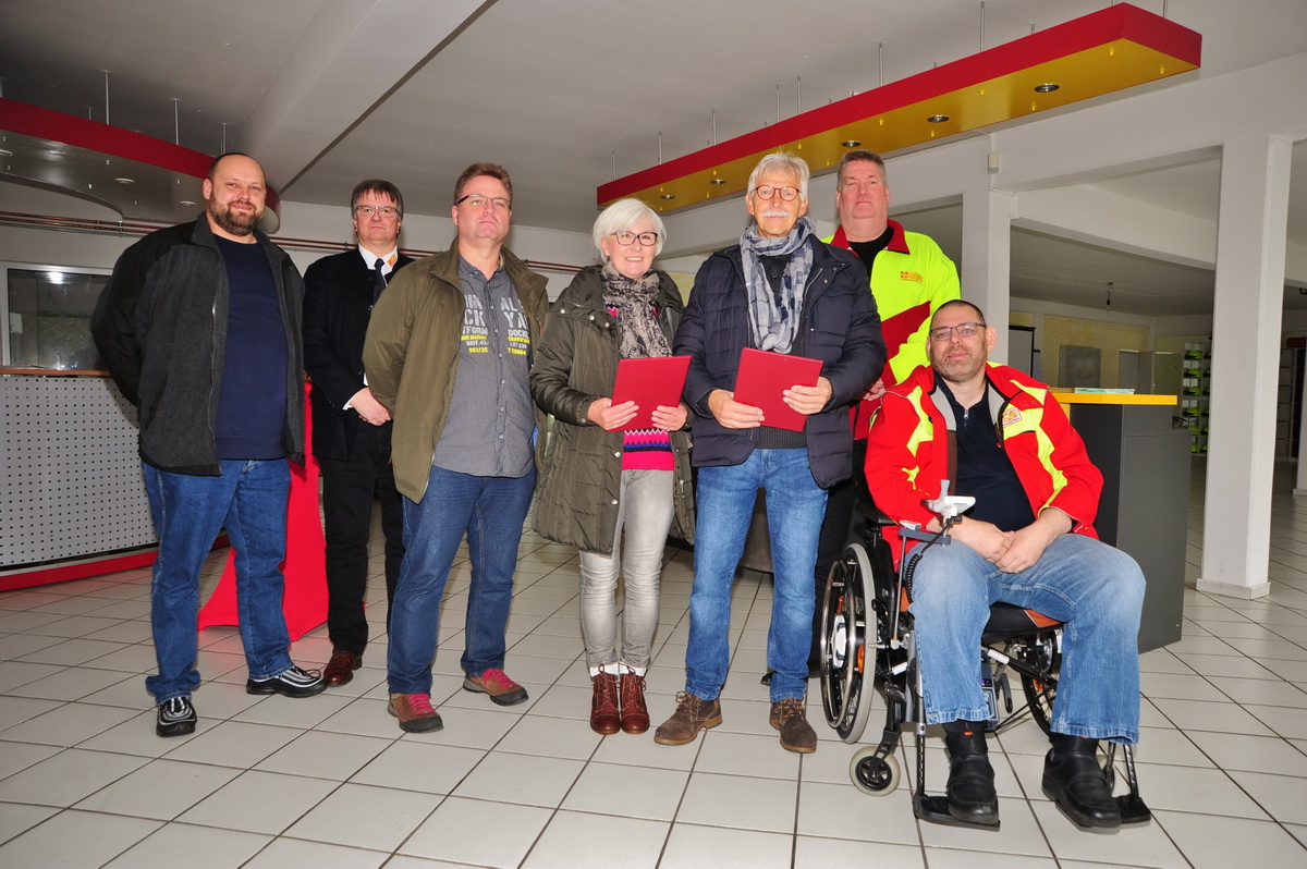 Götz Schulz (3er v.li.), Beate Bruns (4te v.li.) und Wolfgang Bruns (5er v.li.) werden vom Vorstand und der Geschäftsführung des Kreisverbandes für langjährige Mitgliedschaft geehrt