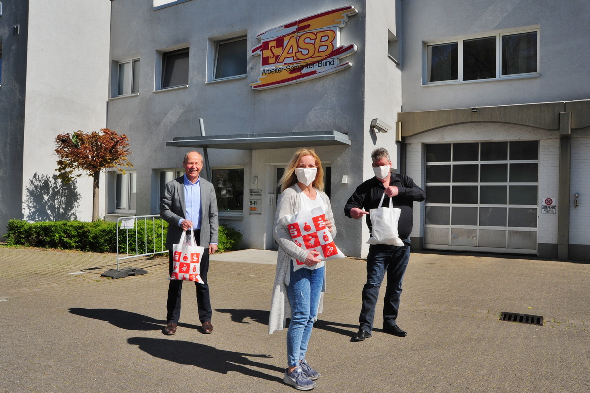 Der Präsident des Rotary Club Bad Nenndorf Reinhard Meyer (links) übergibt 250 Gesichtsmasken an Bettina Richter und Jens Meier vom ASB