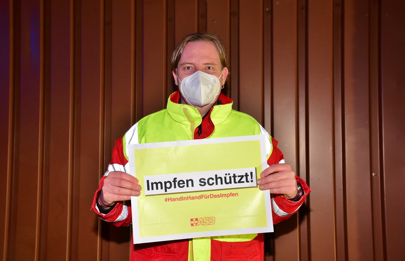 20220222 Menschenkette für das Impfen 05.JPG