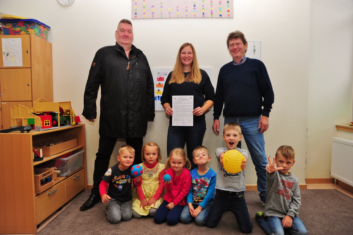 Jens Meier (links), Melanie Zitzmann und Gerd Köhler freuen sich gemeinsam mit den Kindern auf eine tolle Zeit beim Handball