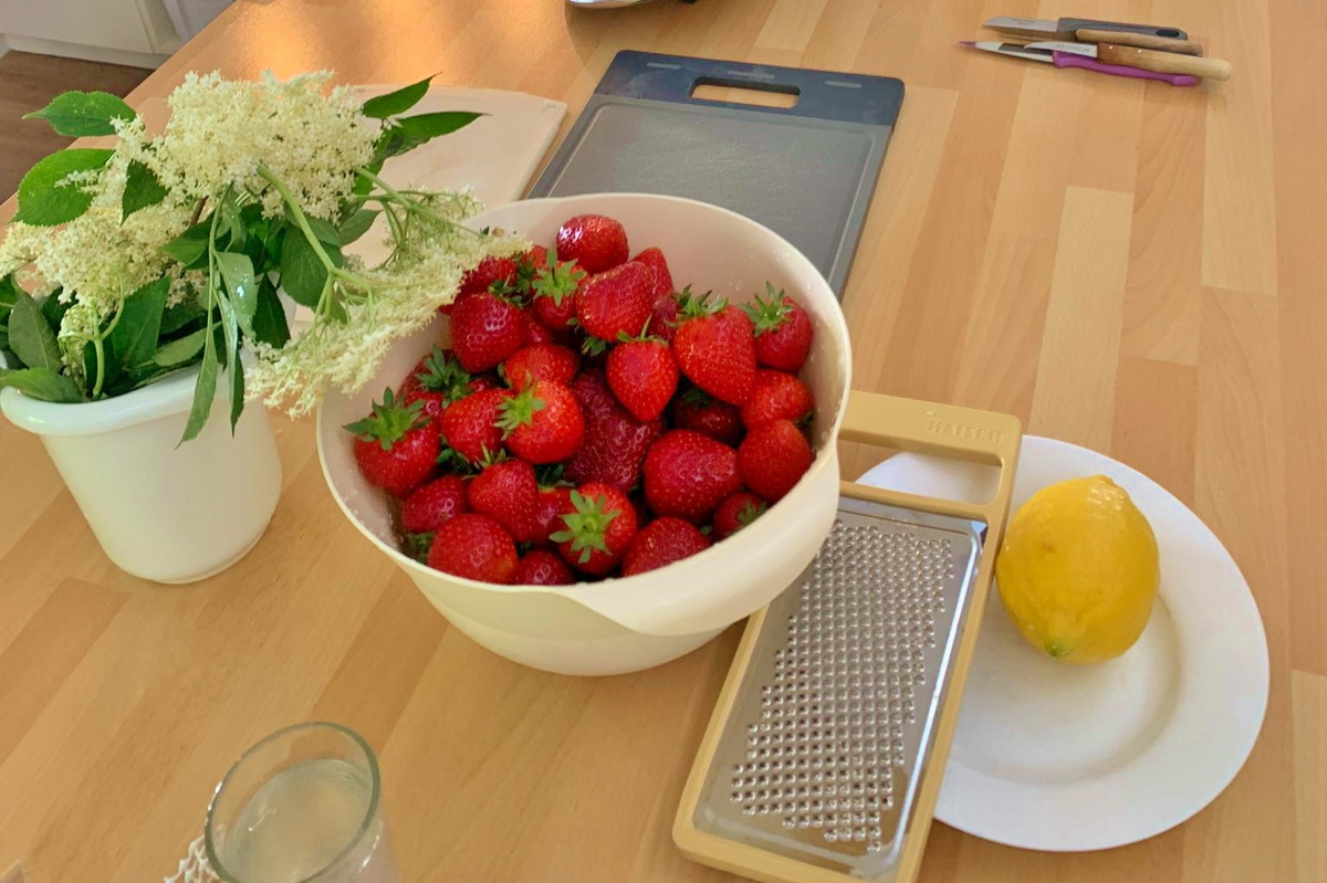 Gäste der Einrichtung kochen gemeinsam Erdbeermarmelade