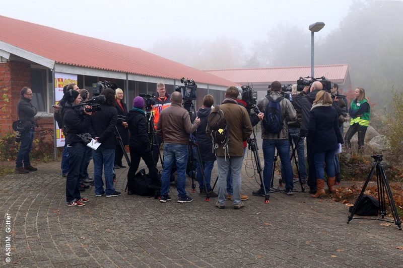 Weltweit haben die Medien Interesse an einer Berichterstattung über die Notunterkunft in Sumte. Geduldig beantwortet Jens Meier,GF ASB Hannover-Land/Schaumburg,alle Fragen der Journalisten.