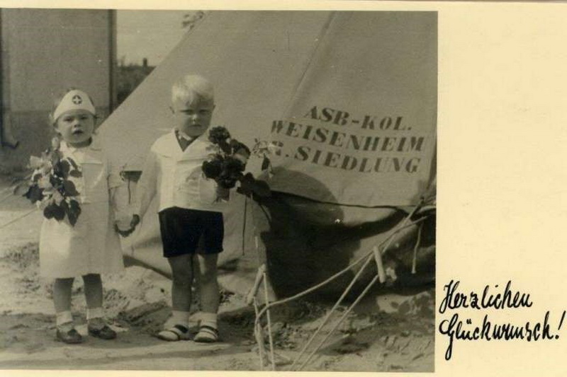 „Glückwunschkarte“: Glückwunsch-Postkarte zum ersten Bundestag nach der Wiedergründung am 11. und 12. April 1952 in Hannover.