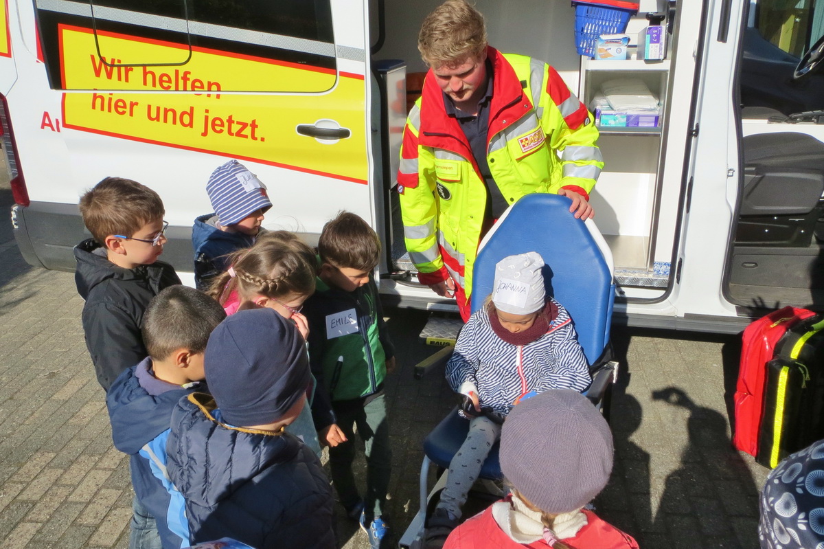 Kindergartenkinder lernen Rettungswagen des ASB kennen