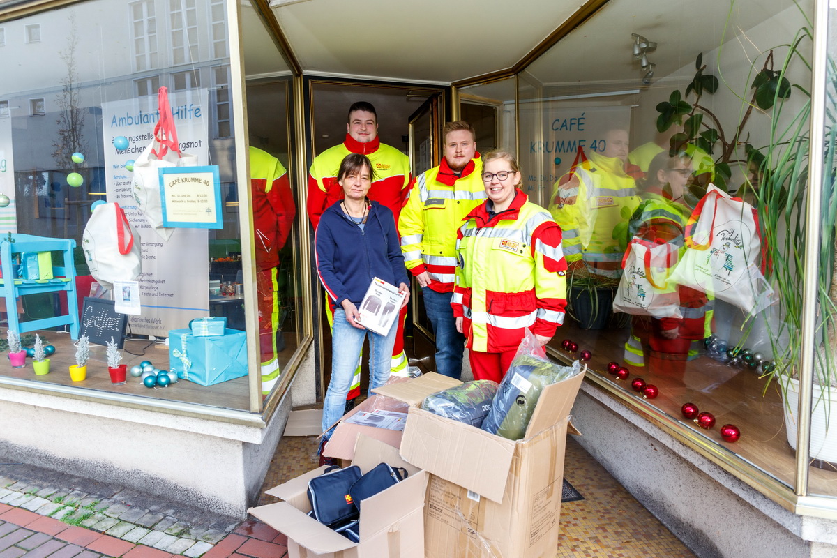 Frauke Harmening (links) von der Stadthäger Beratungsstelle für wohnungslose Frauen und Männer freut sich ebenfalls über die Zuwendung der Samariter